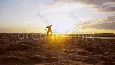 男孩在阳光下在海滩上<strong>打球</strong>，在夏天的晚上在沙滩上<strong>打球</strong>。